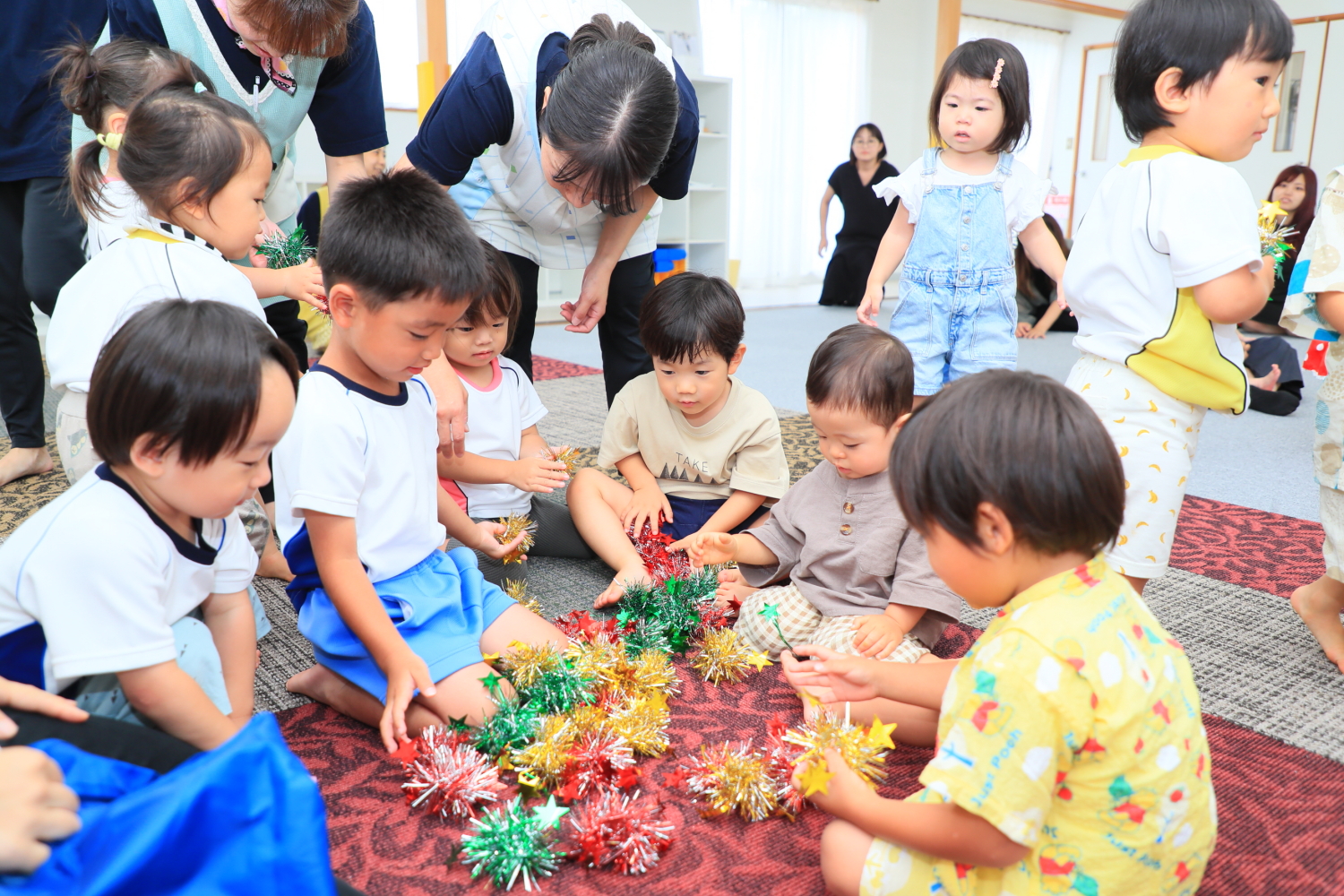 保育園で男の子が遊んでいる写真